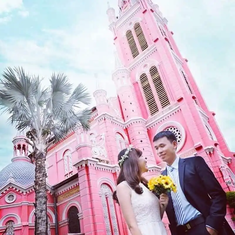 wanderlust-tips-an-tuong-nha-tho-hong-ruc-ro-giua-trung-tam-sai-gon-7