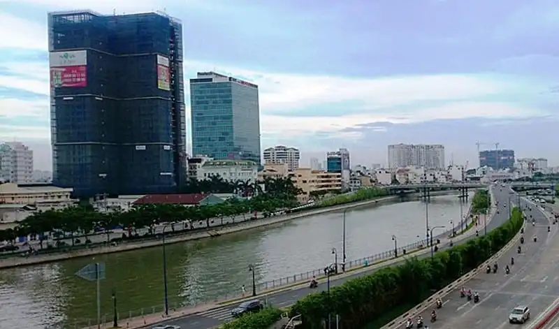 wanderlust-tips-de-xuat-pho-di-bo-va-cho-dem-sai-gon-ben-rach-ben-nghe-1