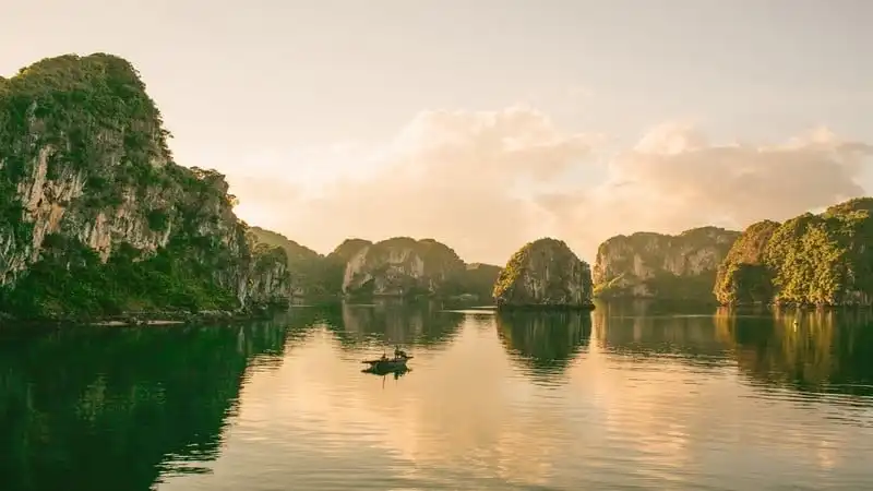 wanderlust-tips-forbes-binh-chon-viet-nam-la-diem-den-gia-re-nam-2017-1
