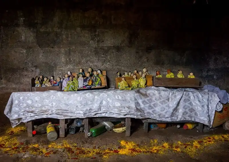 wanderlust-tips-ky-la-tap-tuc-nuoi-duong-hinh-nhan-cua-nhung-dua-tre-da-chet-9