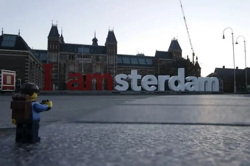 wanderlust-tips-ngo-nghinh-nhan-vat-lego-di-du-lich-khap-the-gioi-12