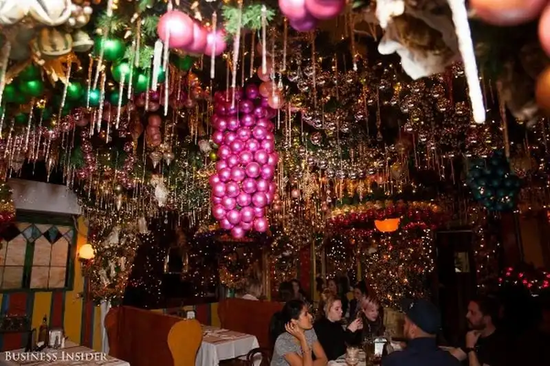 wanderlust-tips-nha-hang-chi-1,5-ti-dong-moi-nam-de-trang-tri-giang-sinh-9