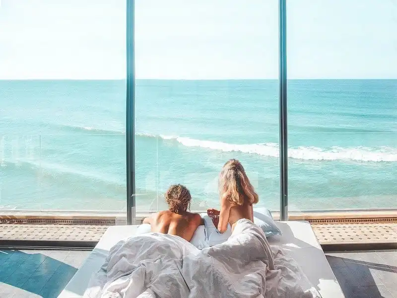 wanderlust-tips-nhung-hinh-anh-dep-nhu-mo-cua-cap-doi-bo-viec-de-di-du-lich-1