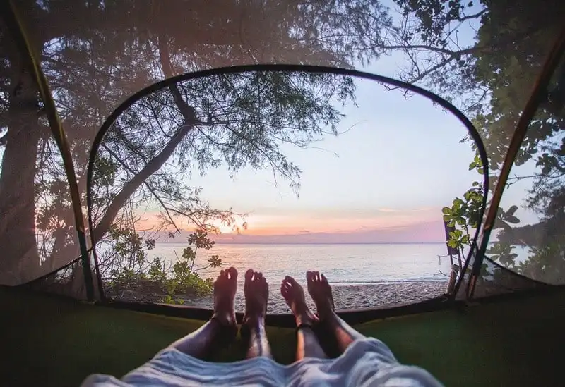 wanderlust-tips-nhung-hinh-anh-dep-nhu-mo-cua-cap-doi-bo-viec-de-di-du-lich-8