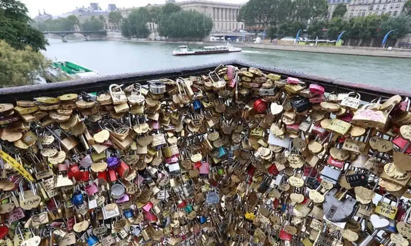 Số phận của 65 tấn khóa bị tháo bỏ trên cầu tình yêu Paris 5 wanderlust-tips-so-phan-cua-65-tan-khoa-bi-thao-bo-tren-cau-tinh-yeu-o-paris-1