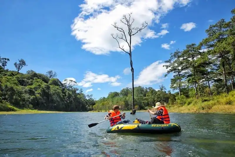 Thích thú trải nghiệm chèo thuyền, ngắm lá phong đỏ ở Đà Lạt 5 wanderlust-tips-thich-thu-trai-nghiem-treo-chuyen-ngam-la-phong-do-o-da-lat-1
