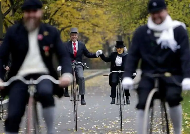 wanderlust-tips-thieu-nu-trong-vuon-dao-an-tuong-viet-nam-tren-reuters-12