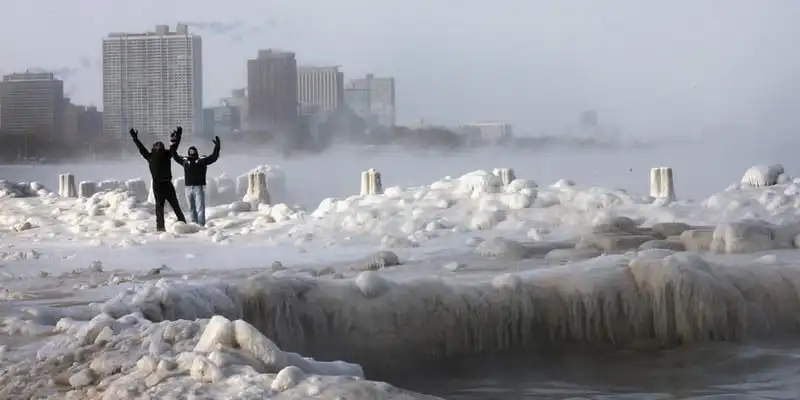 Thời điểm Chicago lạnh hơn cả sao Hỏa 5 CHICAGO, IL - JANUARY 06: Ice builds up along Lake Michigan at North Avenue Beach as temperatures dipped well below zero on January 6, 2014 in Chicago, Illinois. Chicago hit a record low of -16 degree Fahrenheit this morning as a polar air mass brought the coldest temperatures in about two decades into the city. (Photo by Scott Olson/Getty Images)