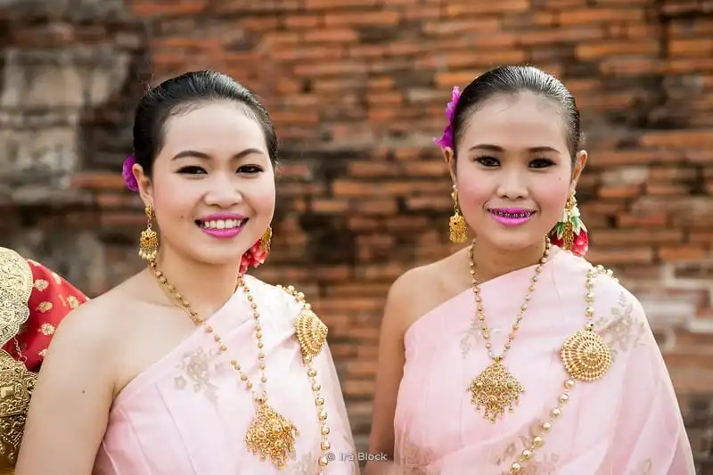 Trang phục truyền thống của các quốc gia Đông Nam Á 6 Women in Traditional Thai clothing at Wat Chaiwatthanaram, a Buddhist temple in the city of Ayutthaya, Thailand.