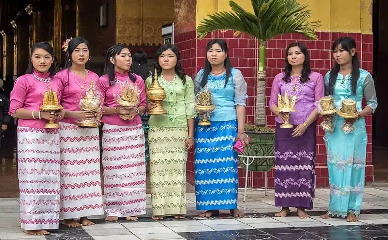 Trang phục truyền thống của các quốc gia Đông Nam Á 11 wanderlust-tips-tim-hieu-trang-phuc-truyen-thong-cua-cac-quoc-gia-dong-nam-a-6