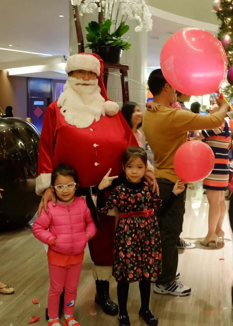 wanderlust-tips-tung-bung-le-thap-sang-cay-thong-noel-tai-khach-san-pullman-hanoi-2