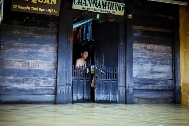 wanderlust-tips-ve-dep-hoi-an-mua-nuoc-lu-9