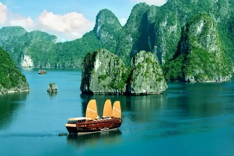 wanderlust-tips-vinh-ha-long-lot-top-10-di-san-unesco-an-tuong-nhat-chau-a-1
