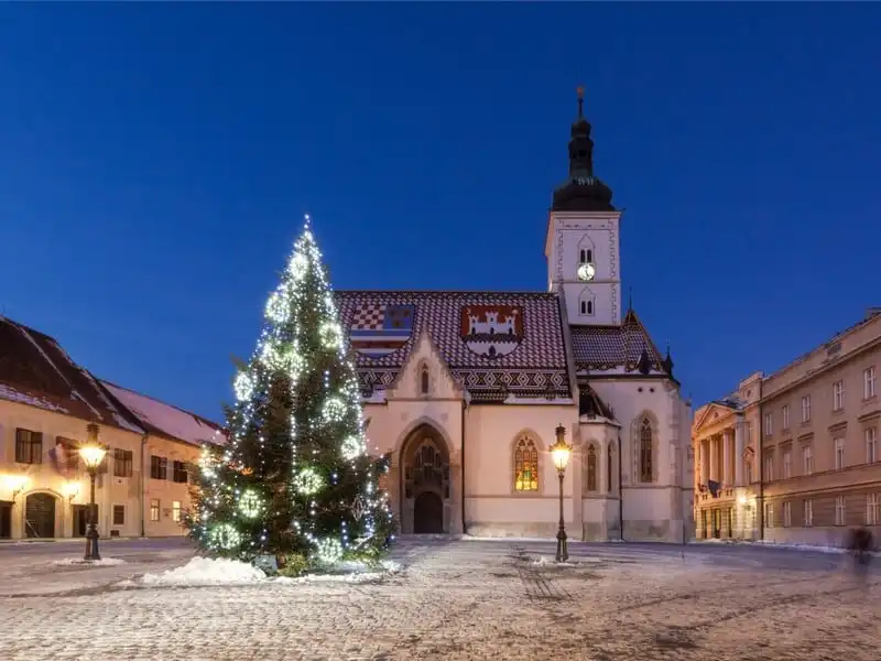 wanderlust-tips-vong-quanh-the-gioi-ngam-nhung-cay-thong-noel-hoan-trang-nhat-14