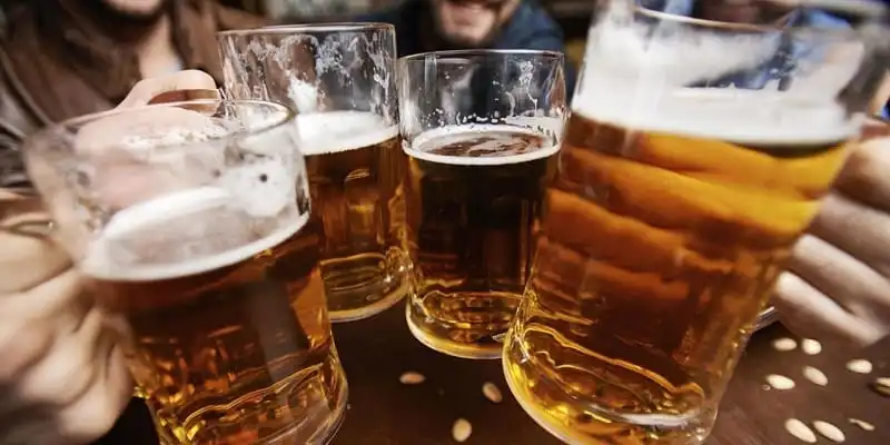 7 kinh nghiệm du lịch tiết kiệm đúc kết từ 2016 7 Four men toasting with fresh beer