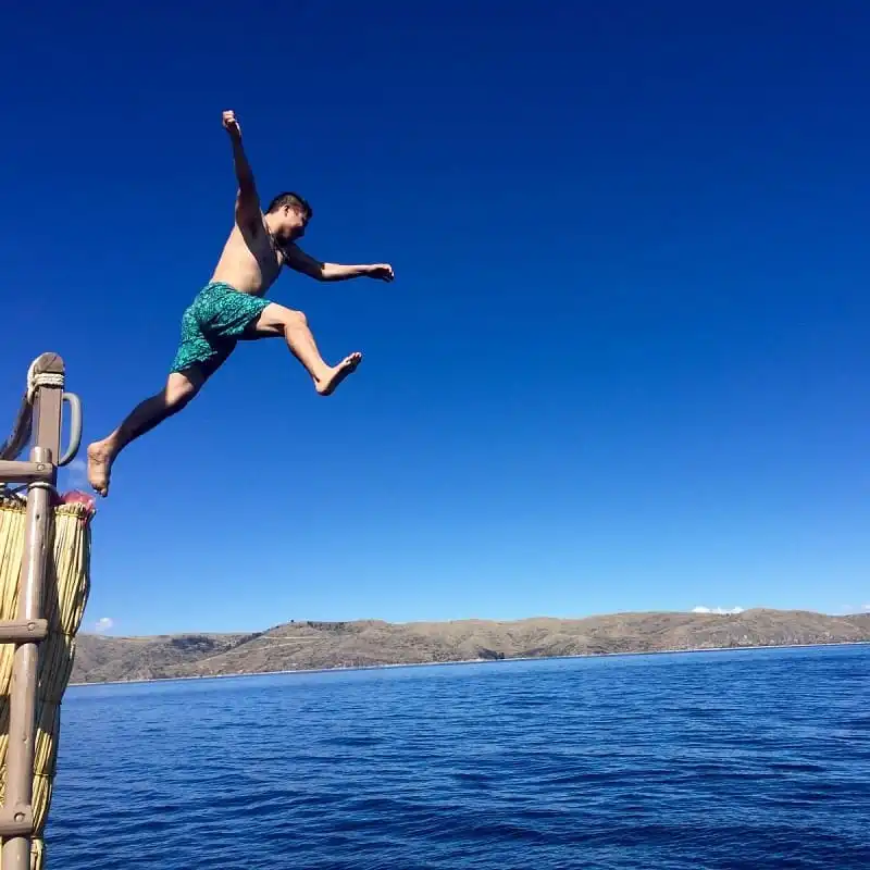 wanderlust_tips_gap_go_chang_trai_tu_bo_cong_viec_thanh_du_muc_so_1