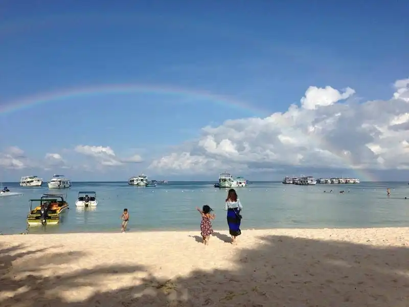 Chị Nguyễn Quỳnh Giang – (Facebook Mẹ Bum) chia sẻ: “Nói đơn giản chỉ ở riêng cái Hà Nội thôi đã biết bao view đẹp rồi ý, rồi xa hơn nữa là đi ra vịnh Hạ Long, vẫn ấn tượng mãi với nơi đây bởi vẻ đẹp nguyên sơ, non nước biển trời hòa quyện vào làm một. Rồi đi thăm dải biển miền Trung, nước trong xanh trong vắt một màu như ngọc, tôm cá tươi roi rói nhảy tanh tách đã đến đây là chẳng muốn về. Vào miền Nam nữa thì thích thôi rồi, về các vùng quê sông nước ngắm phong cảnh hữu tình thấy sao yêu lắm hai tiếng "Quê hương". Đất nước mình đẹp, sao mình không quảng bá hình ảnh của Tổ quốc cho bạn bè khắp nơi trên thế giới nhỉ ^^ Cùng nhau chia sẻ những hình ảnh của Việt Nam tươi đẹp với thông điệp yêu thương và hastag #WhyVietnam nha các bạn. 