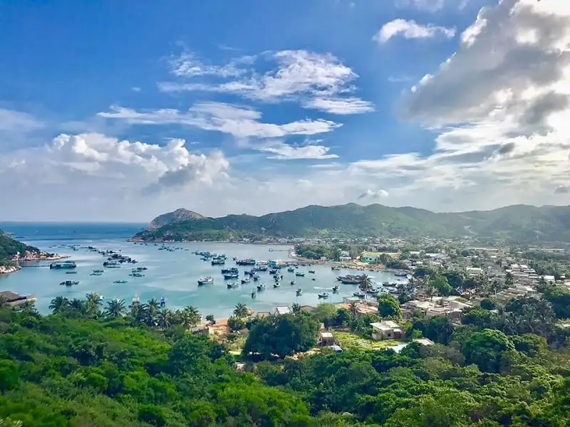 Hoa hậu Đặng Thu Thảo cùng chia sẻ: “Mấy hôm nay thấy các bạn đang phát động phong trào rất hay và ý nghĩa mang tên "Why Vietnam?" Hôm nay mình cũng tham gia phong trào với bức ảnh do chính tay mình chụp khi đi qua vịnh Vĩnh Hy, thuộc Ninh Thuận, một trong những phong cảnh đẹp nhất mà mình đã nhìn thấy. Vâng mình yêu biển, rất yêu vì thế khi đã đi qua nhiều nơi quả thật đối với mình, mình vẫn yêu thích biển ở Việt Nam hơn! Đó là câu trả lời của mình, còn bạn thì sao? 