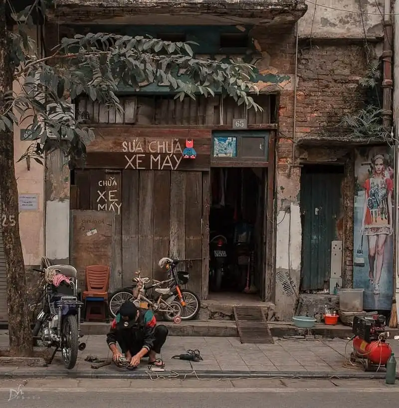 Bạn Nguyễn Thị Hải Hà (Họa sĩ truyện tranh Kawa Chan) chia sẻ: “Tôi chưa từng thôi yêu con người và đất nước này. Vì trà đá, vì những anh em luôn sẵn sàng chia sẻ, vì những ngày có nắng chiếu rực rỡ và những ngày lá bay.” (Ảnh sưu tầm)