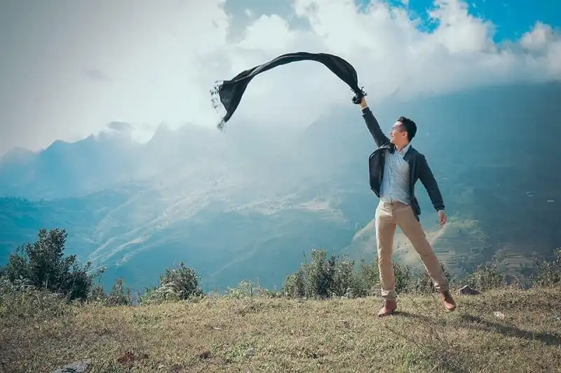 MC Hạnh Phúc chia sẻ: “Hà Giang mùa tam giác mạch... Những bông hoa nhỏ li ti, trắng có, tím có,... trong cái se lạnh của vùng cao. Một chút nắng, một chút gió,.. giữa cao rộng của đất trời, hùng vĩ của núi non. Đó là lý do tôi Yêu Hà Giang và yêu Việt Nam. Còn bạn thì sao?Hãy cùng chụp những bức hình về phong cảnh đất nước mình, để giới thiệu tới du khách trong và ngoài nước rằng Việt Nam mình đẹp thế nào cùng hashtag dưới đây nhé. Chương trình do tổng cục du lịch VN tổ chức.” 