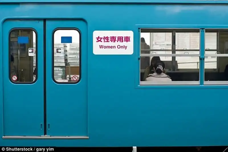 wanderlust-tips-9-cu-soc-van-hoa-bat-ngo-tren-duong-du-lich-2