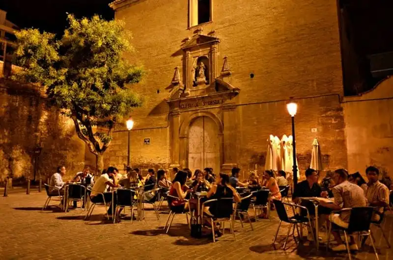 wanderlust-tips-9-cu-soc-van-hoa-bat-ngo-tren-duong-du-lich-5