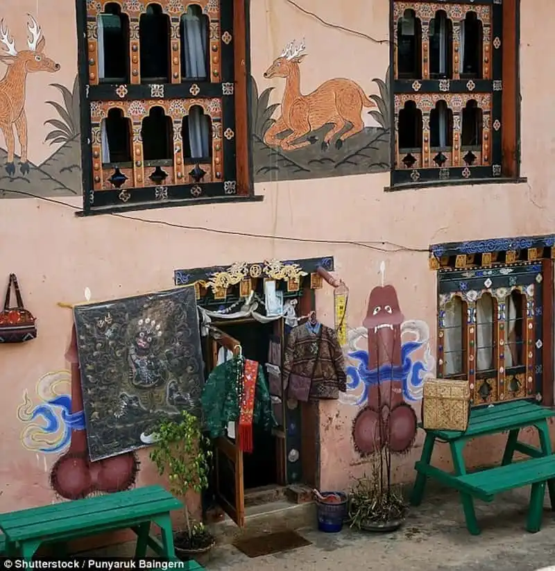 wanderlust-tips-9-cu-soc-van-hoa-bat-ngo-tren-duong-du-lich-6