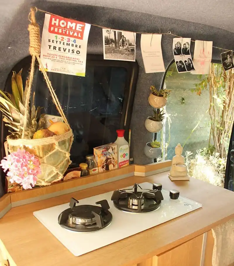 wanderlust-tips-co-gai-di-khap-the-gioi-cung-chu-cun-cung-va-chiec-xe-van-cu-10