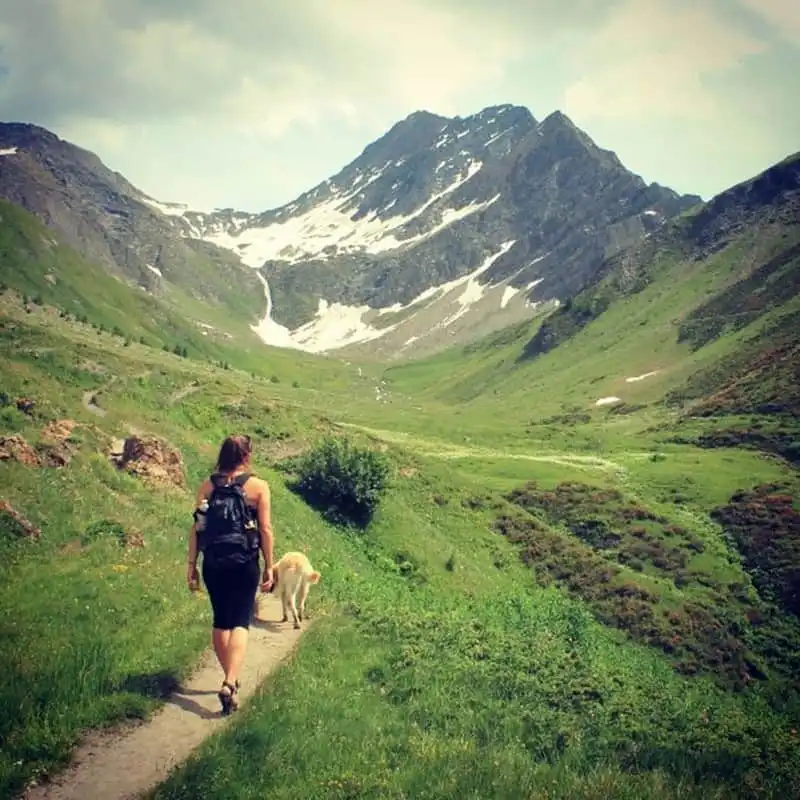 wanderlust-tips-co-gai-di-khap-the-gioi-cung-chu-cun-cung-va-chiec-xe-van-cu-13