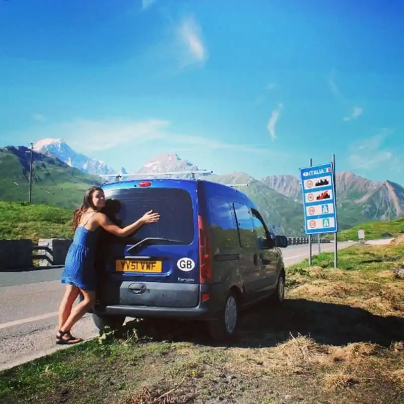 wanderlust-tips-co-gai-di-khap-the-gioi-cung-chu-cun-cung-va-chiec-xe-van-cu-16