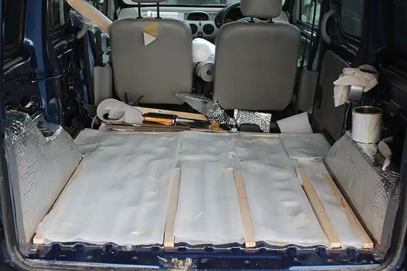 wanderlust-tips-co-gai-di-khap-the-gioi-cung-chu-cun-cung-va-chiec-xe-van-cu-4