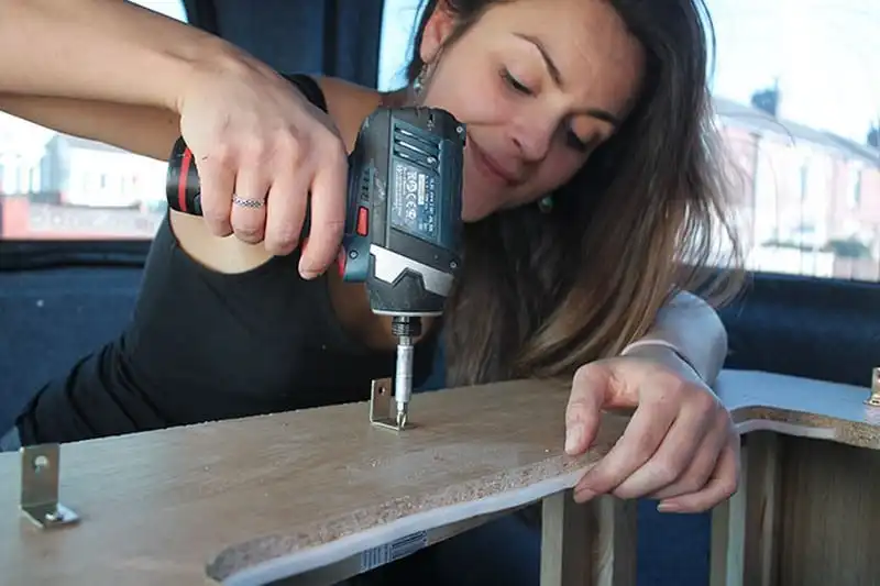 wanderlust-tips-co-gai-di-khap-the-gioi-cung-chu-cun-cung-va-chiec-xe-van-cu-5