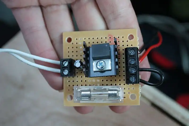 wanderlust-tips-co-gai-di-khap-the-gioi-cung-chu-cun-cung-va-chiec-xe-van-cu-6