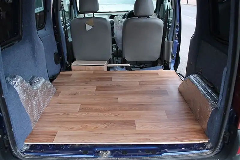 wanderlust-tips-co-gai-di-khap-the-gioi-cung-chu-cun-cung-va-chiec-xe-van-cu-7