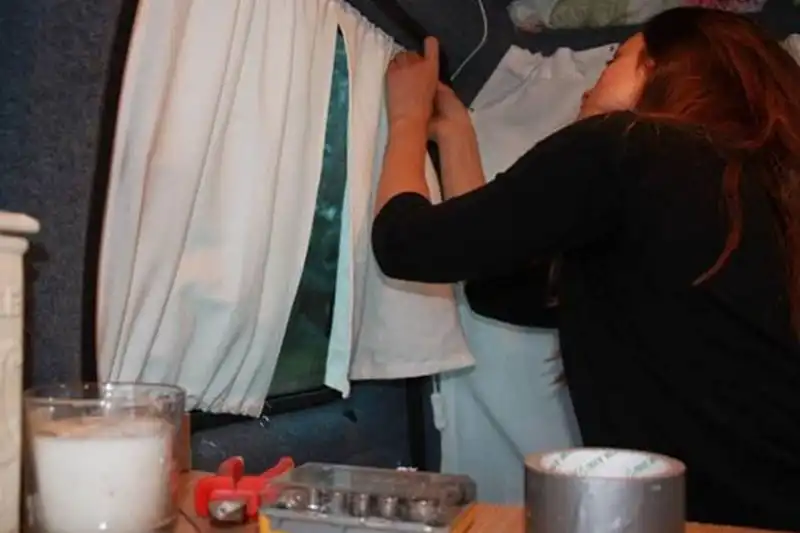 wanderlust-tips-co-gai-di-khap-the-gioi-cung-chu-cun-cung-va-chiec-xe-van-cu-8