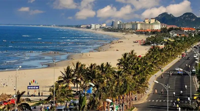 wanderlust-tips-da-nang-trang-tri-bo-ke-bai-bien-my-khe-bang-tranh-gom-nghe-thuat-1