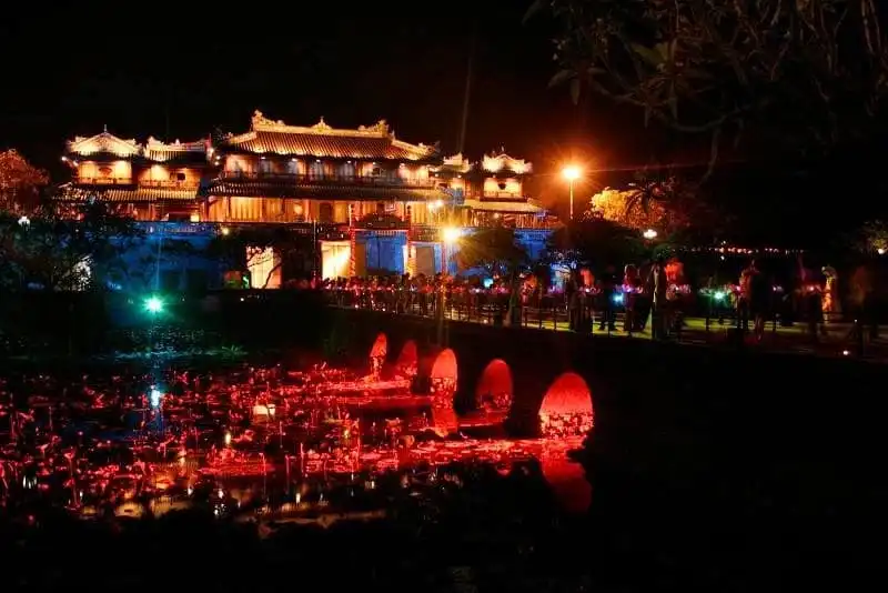 wanderlust-tips-hoang-cung-hue-mo-cua-buoi-toi-cho-du-khach-tham-quan-1