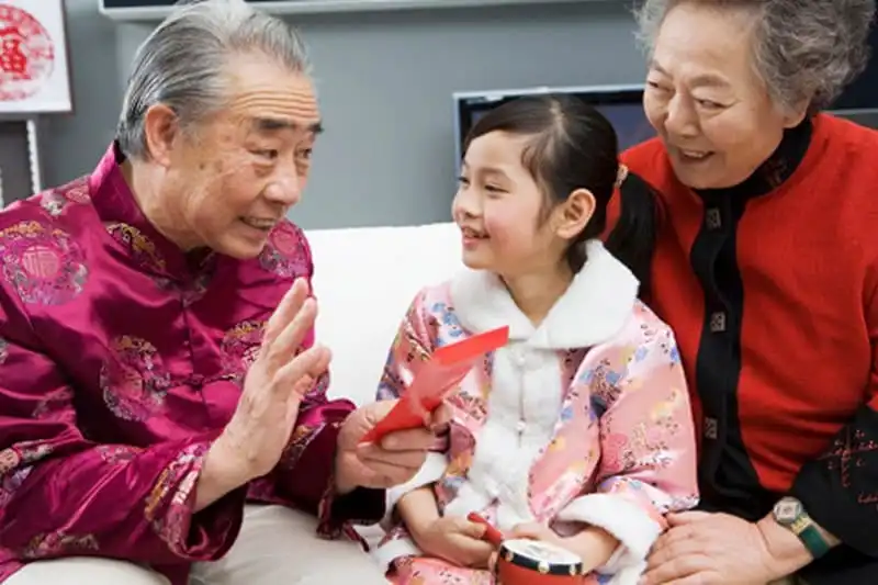 wanderlust-tips-su-khac-biet-thu-vi-trong-tuc-li-xi-o-cac-nuoc-chau-a-2