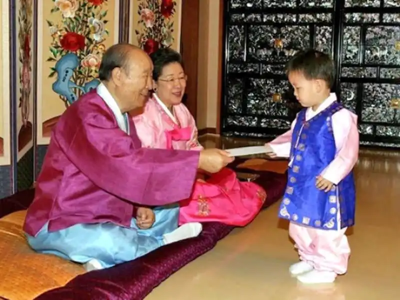 wanderlust-tips-su-khac-biet-thu-vi-trong-tuc-li-xi-o-cac-nuoc-chau-a-4