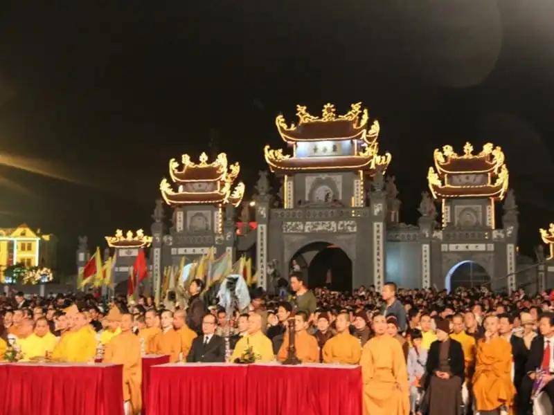 wanderlust-tips-thang-gieng-khai-hoi-xuan-yen-tu-tai-chua-trinh-1