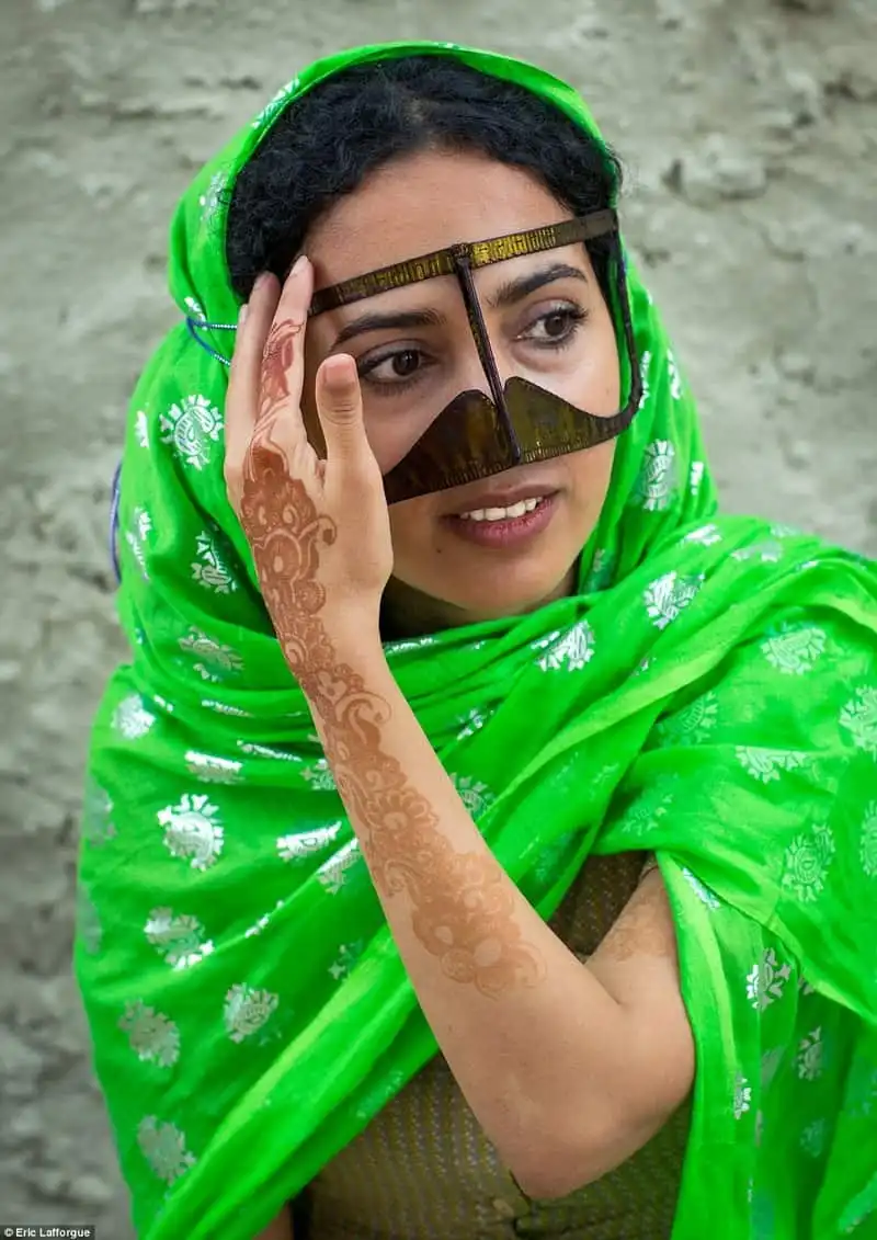wanderlust-tips-y-nghia-an-sau-chiec-mat-na-ky-la-cua-nguoi-phu-nu-iran-1