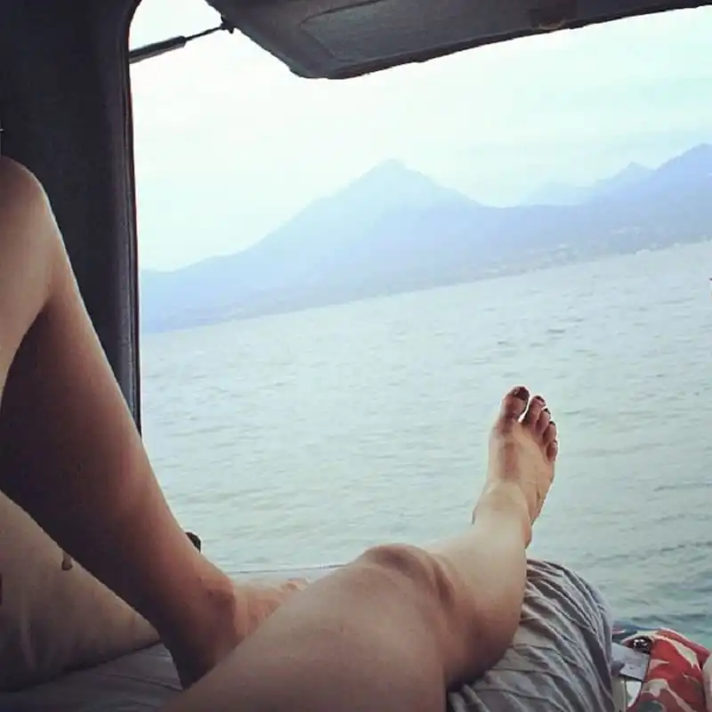 wanderlust_tips_co_gai_di_du_lich_tren_xe_van_cu_cung_chu_cho_21