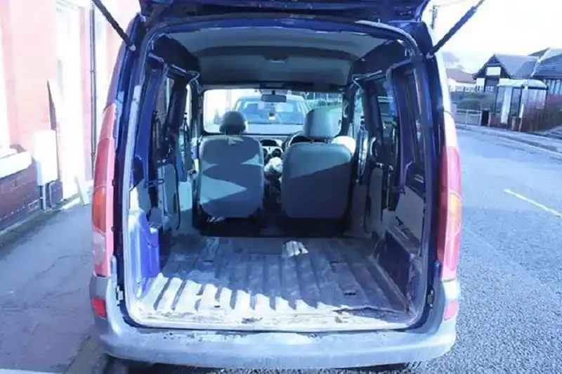 wanderlust_tips_co_gai_di_du_lich_tren_xe_van_cu_cung_chu_cho_3