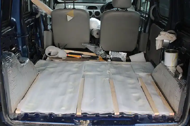 wanderlust_tips_co_gai_di_du_lich_tren_xe_van_cu_cung_chu_cho_4