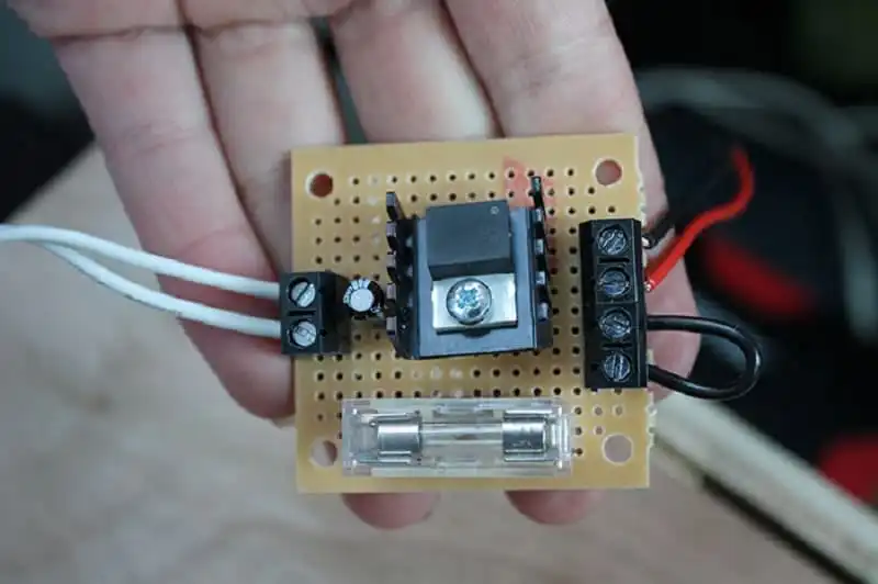 wanderlust_tips_co_gai_di_du_lich_tren_xe_van_cu_cung_chu_cho_6