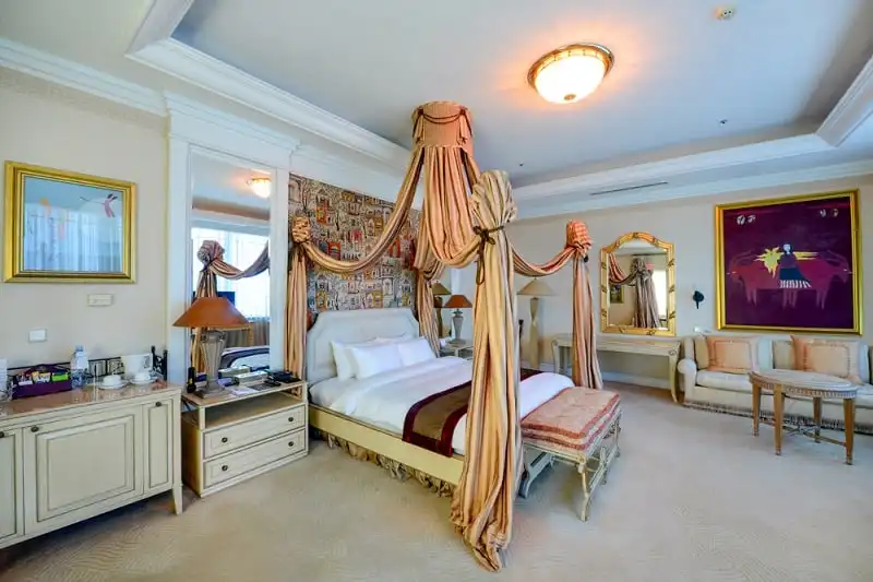 wanderlust_tips_don_valentine_phong_cach_hoang_gia_2