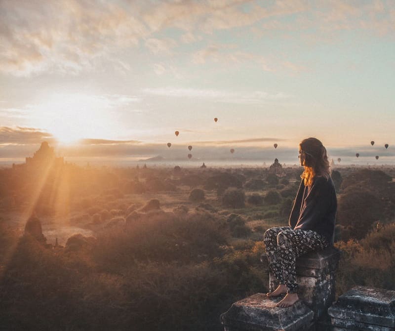 Làm việc 110 giờ mỗi tuần để có tiền du lịch thế giới