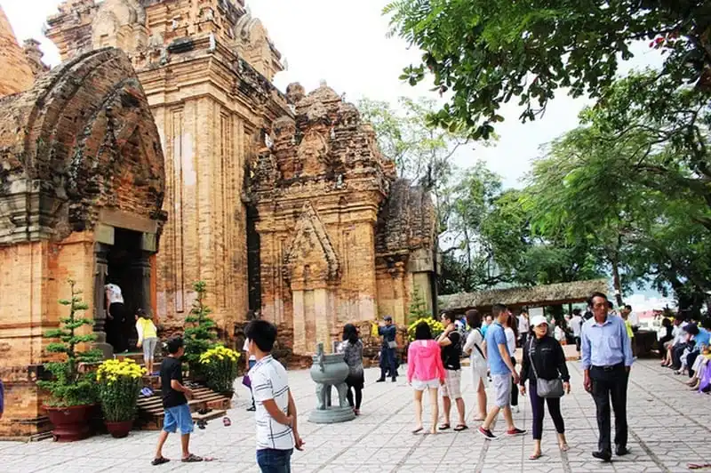 Cho du khách mượn áo dài khi tới Tháp bà Ponagar Nha Trang 14 wanderlust-tips-cho-du-khach-muon-ao-dai-khi-toi-thap-ba-ponaga-nha-trang-10