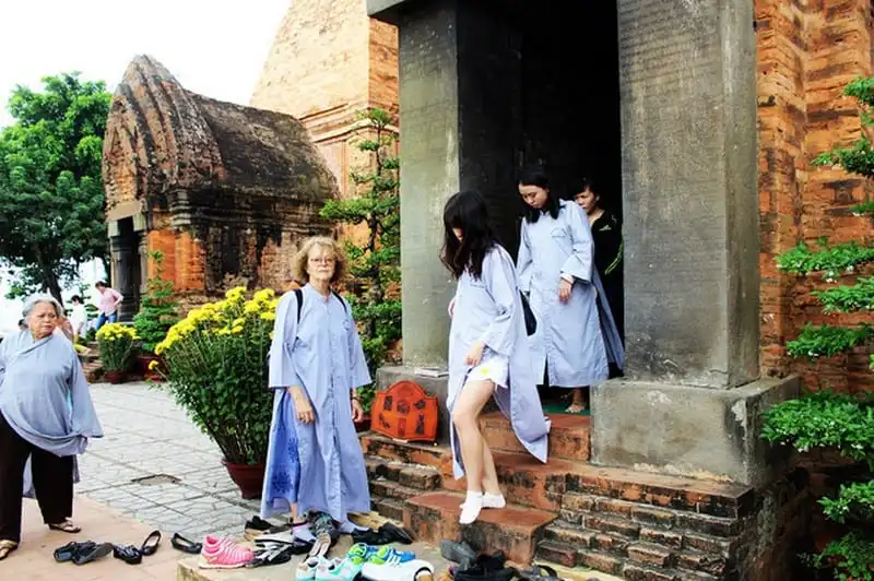 Cho du khách mượn áo dài khi tới Tháp bà Ponagar Nha Trang 6 wanderlust-tips-cho-du-khach-muon-ao-dai-khi-toi-thap-ba-ponaga-nha-trang-2
