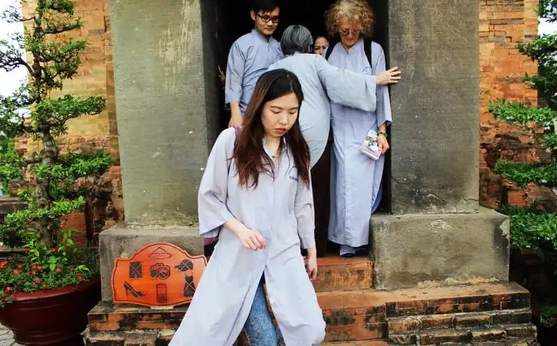 Cho du khách mượn áo dài khi tới Tháp bà Ponagar Nha Trang 7 wanderlust-tips-cho-du-khach-muon-ao-dai-khi-toi-thap-ba-ponaga-nha-trang-3